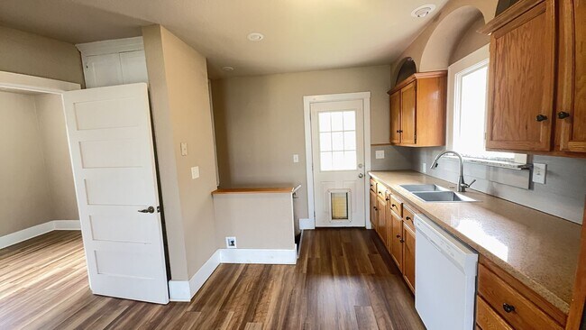 Building Photo - Cute Bungalow - Close to Downtown + Finished Basement!!