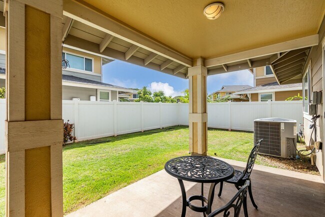 Building Photo - Welcome to this bright and inviting 3 bedroom