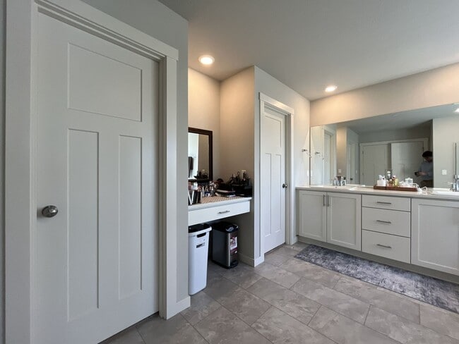 Building Photo - Spacious 5BR Home Near Mountainside High School with Loft, Balcony & Large Kitchen