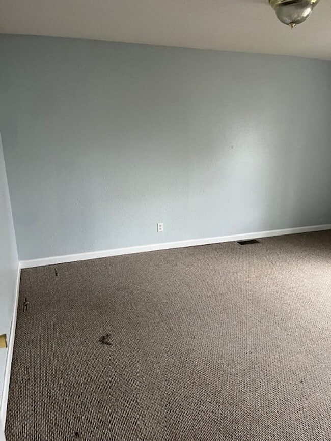 Building Photo - Cozy Multi-Level Living Close to Downtown