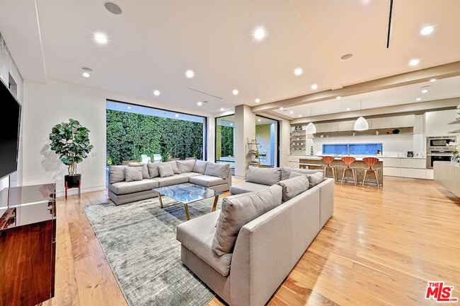 Building Photo - 823 N Gardner St