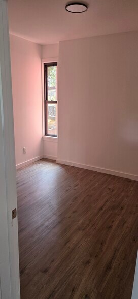 Building Photo - 572 River St