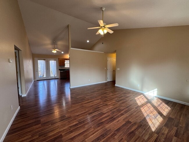 Building Photo - Freshly Painted Beautiful 3 Bedroom, 2 Bat...