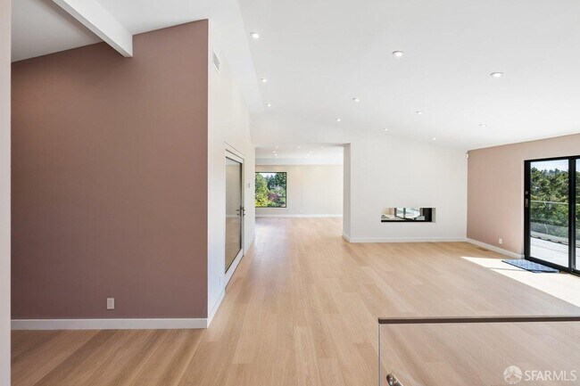 Building Photo - 1435 Lakeview Dr