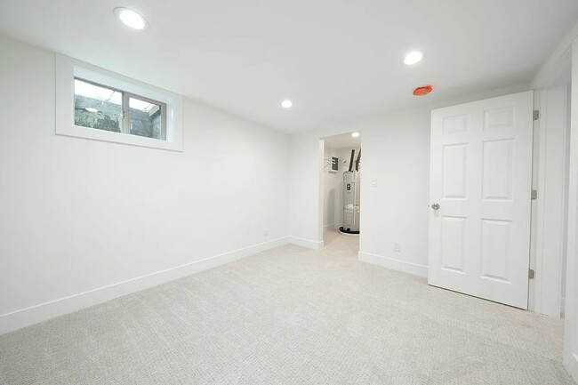 Building Photo - 3bd/2ba Seattle Home