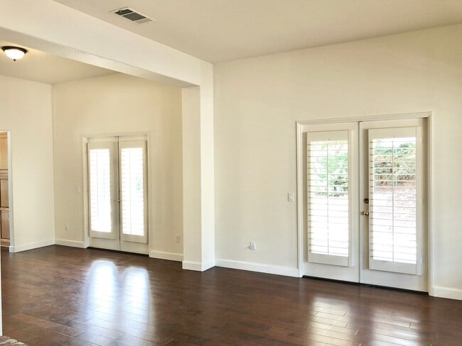 Building Photo - Wonderful Single Story Home, Quiet Neighbo...