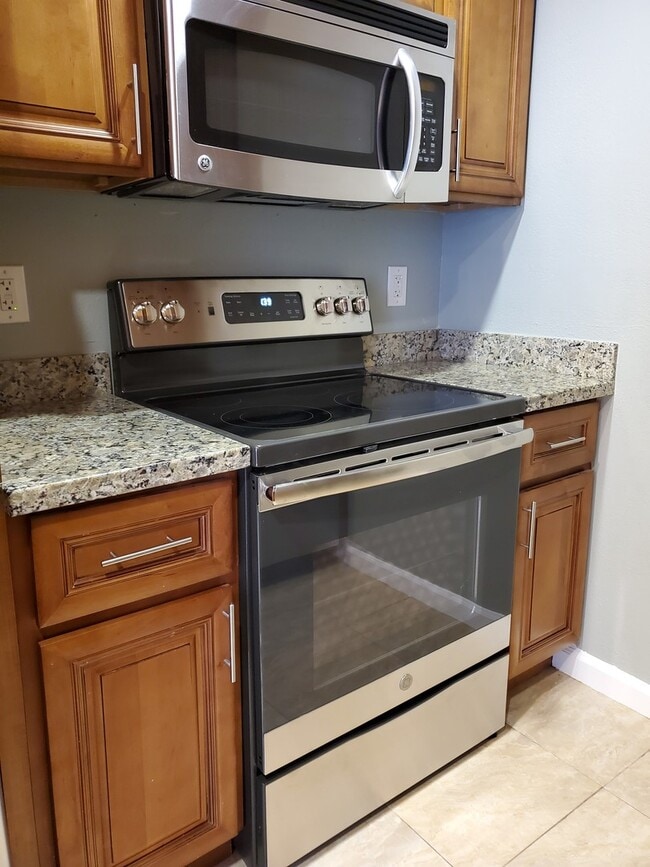 Building Photo - ENCHANTING 1 Bd/1 Ba Ground Floor Unit w/O...