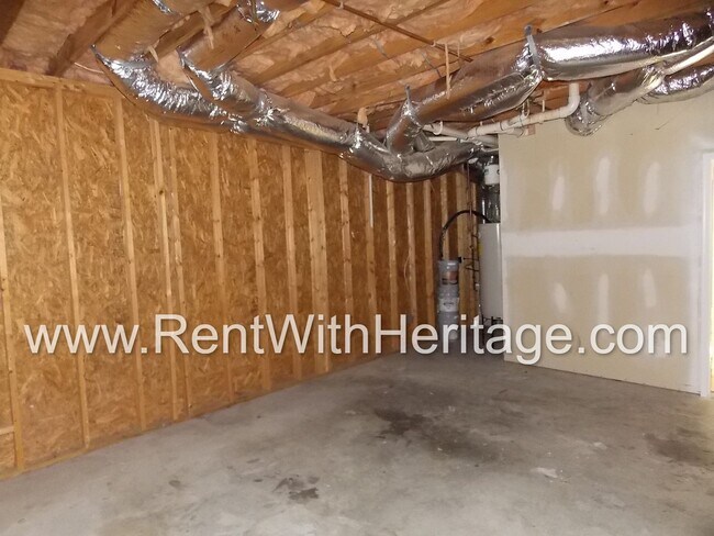 Building Photo - WONDERFUL HOME WITH FULL FINISHED BASEMENT / 5Bd - 3Ba / FENCED YARD