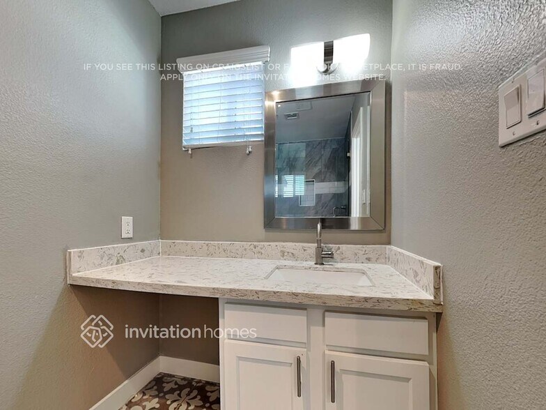 Building Photo - 2136 E Broadmor Dr