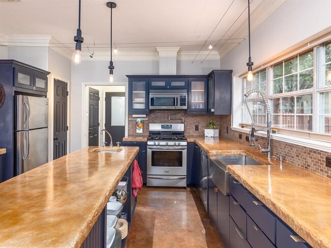 Building Photo - 1900 Red Rock Dr