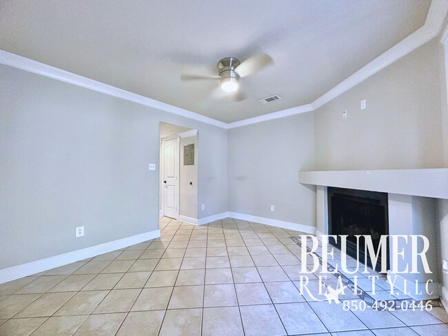 Building Photo - 2br 1.5 ba End Unit Townhome for Rent
