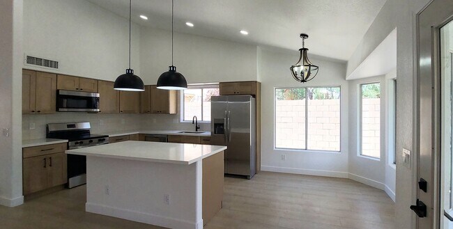 Building Photo - *JUST REMODELED* DONT MISS OUT ON THIS 4 BEDROOM 2 BATH ** PRIME CHANDLER LOCATION