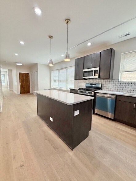Building Photo - 5852 N Artesian Ave