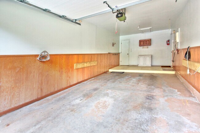 Building Photo - 2 Bedroom Condo On Holland's South Side