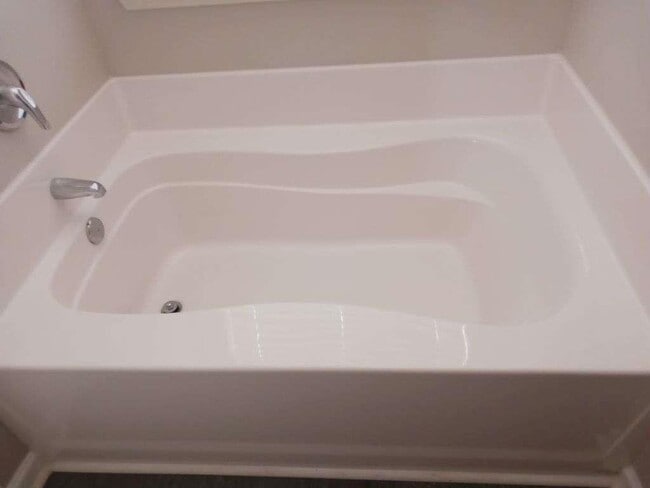 Building Photo - 701 Walnut Woods Dr