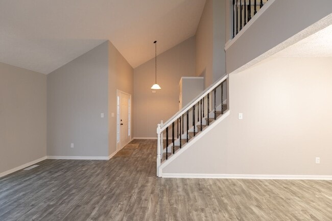 Building Photo - 3 bed 2.5 bath 2 story 2 car attached gara...
