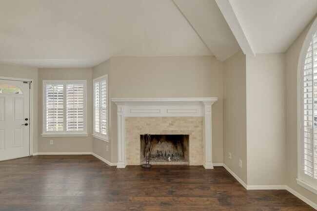 Building Photo - 4314 E Juanita Ave