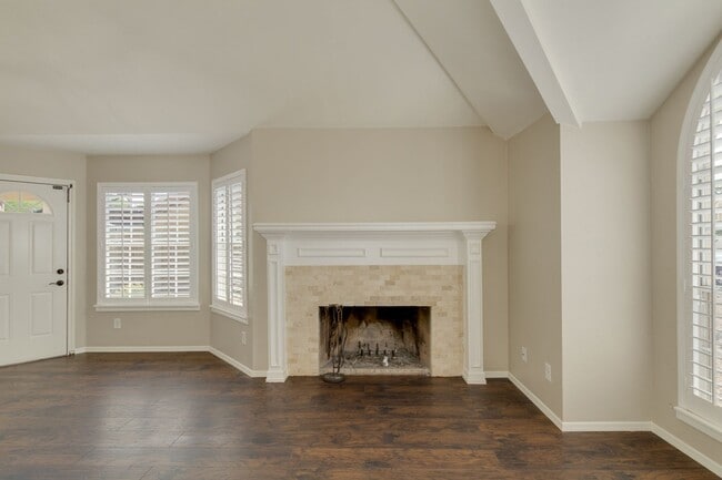 Building Photo - FABULOUS REMODELED HOME WITH POOL!
