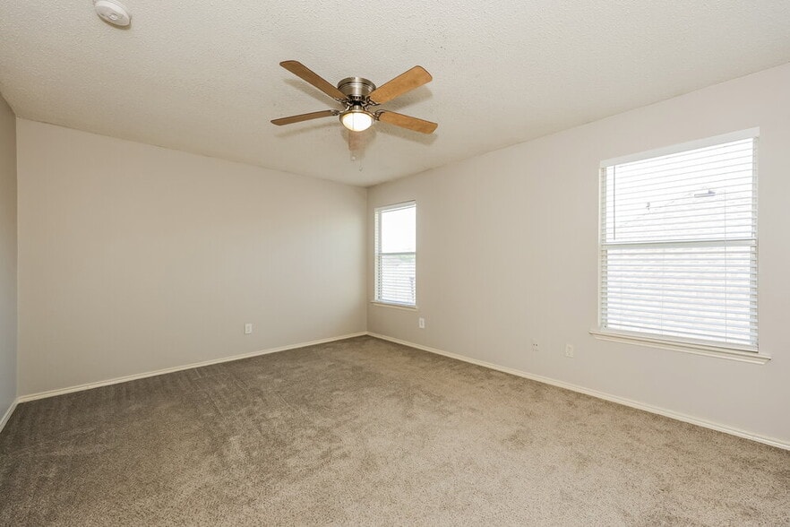 Building Photo - 735 Cedarwood Dr