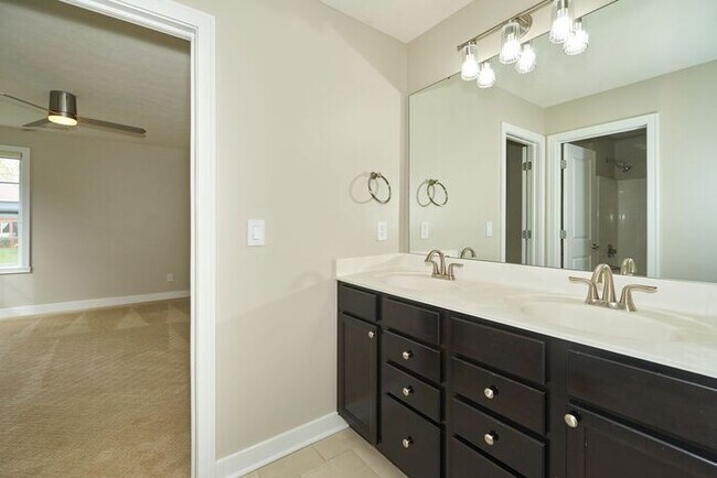Building Photo - Beautiful 5 Bedroom With Finished Basement in Fishers