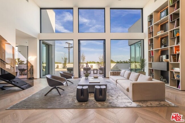 Building Photo - 9405 Sierra Mar Pl