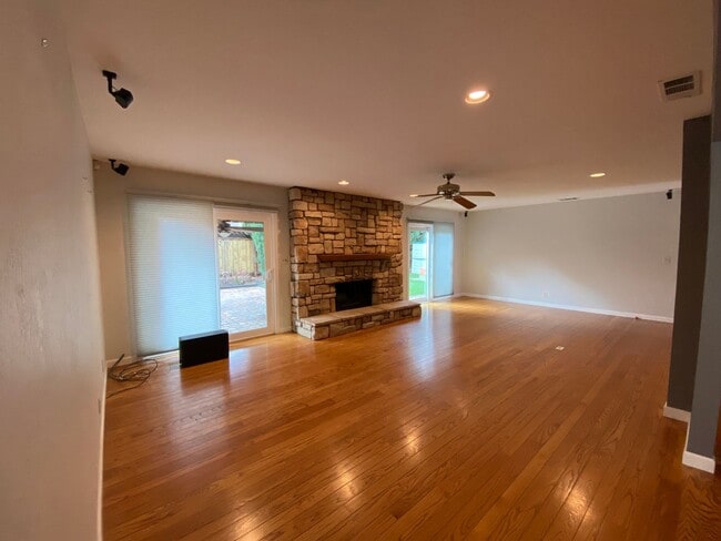 Building Photo - Well maintained 3 bed 2 bath home in Thousand Oaks neighborhood available!