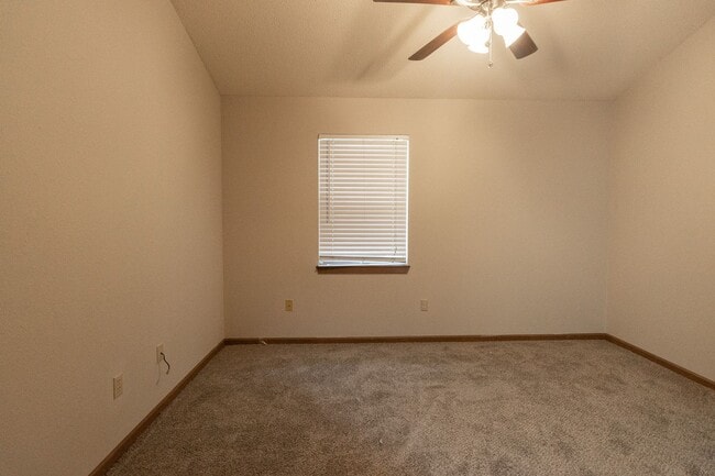 Building Photo - 3 Bed 2 bath Townhome