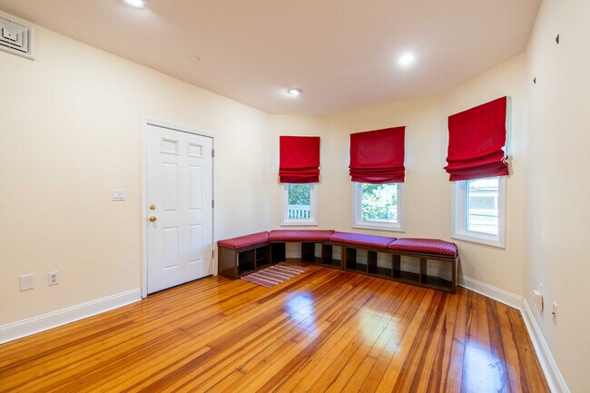 Building Photo - 11 Juliette St