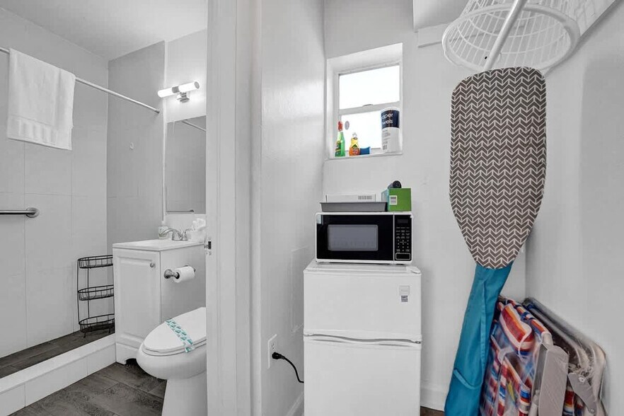 Building Photo - 335 Desoto St