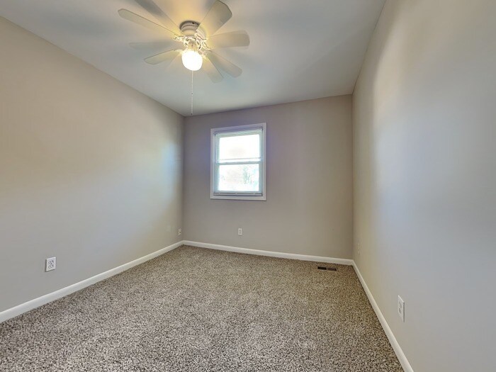 Building Photo - 657 Shore Dr