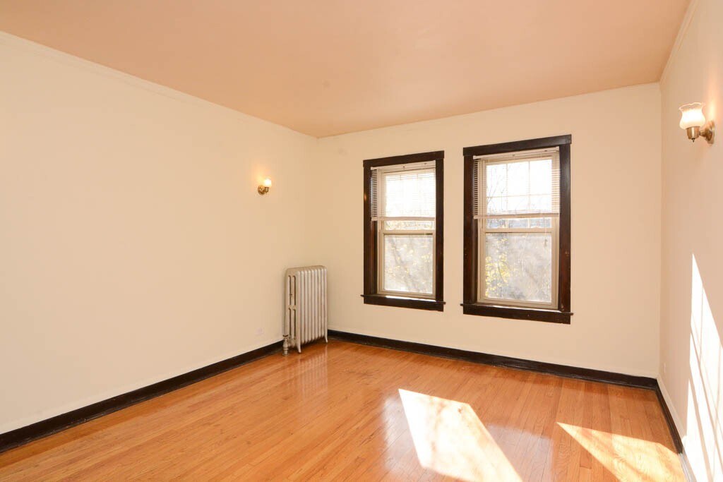Building Photo - 2122 W Ainslie St