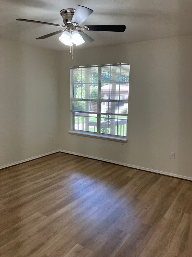 Building Photo - 8632 Golf Creek Dr
