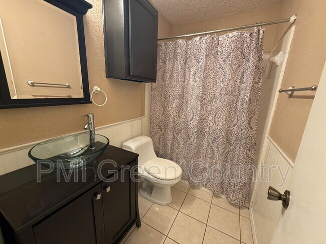 Building Photo - 1608 W Fort Worth St