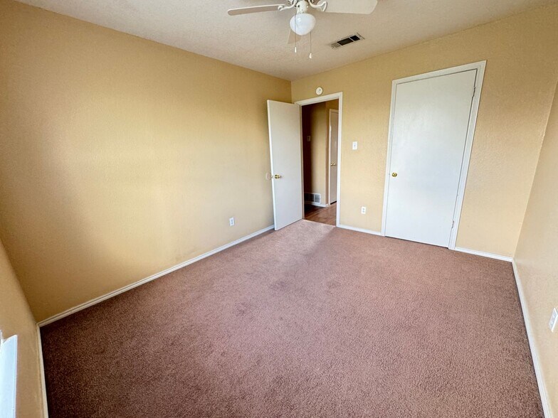 Building Photo - 1601 Cedarhill Dr