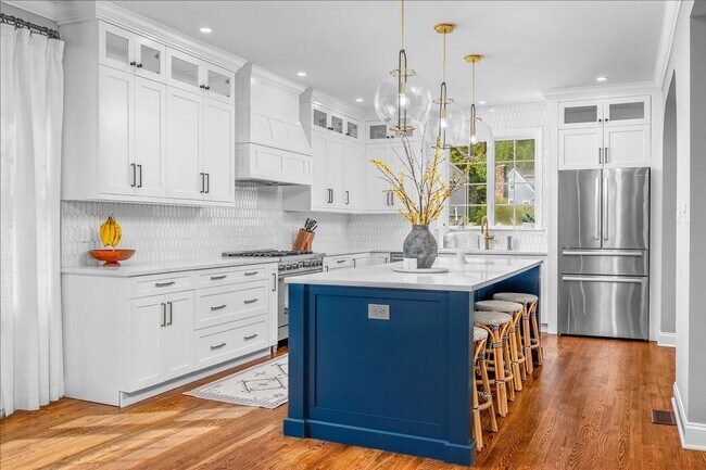 Building Photo - Beautifully Renovated 4 Bedroom 2.5 Bathroom Colonial