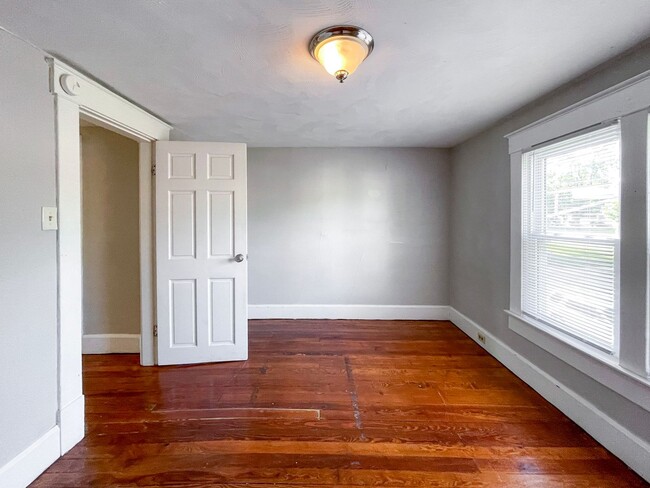 Building Photo - PRELEASING for AUGUST! Close to Campus: In-Unit Washer and Dryer