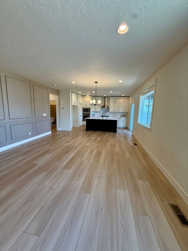 Building Photo - Welcome to this stunning newer home located in the vibrant city of Nampa, ID