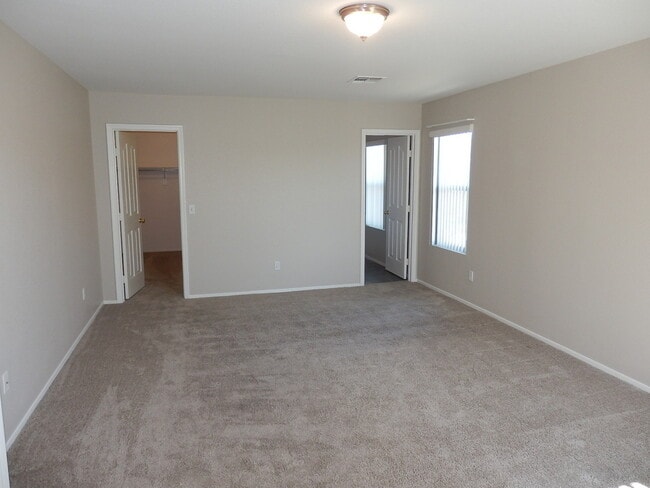 Building Photo - Spacious 2-Story Home with NEW Carpet and ...