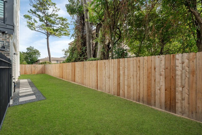 Building Photo - 717 Janisch Rd