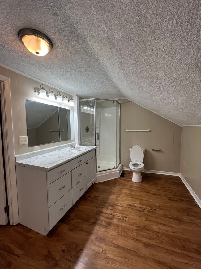 Building Photo - Spacious 4 Bedroom Home - Graafschap