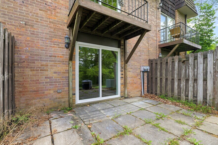 Building Photo - 215 Oakview Dr