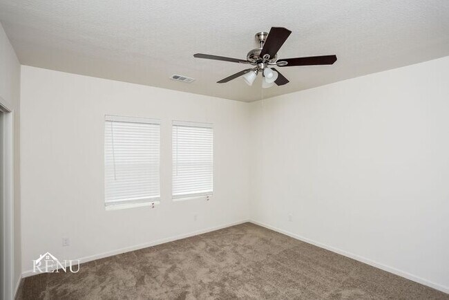 Building Photo - 466 London Dr