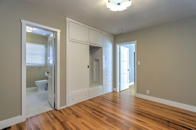 Building Photo - Olive (451-453)