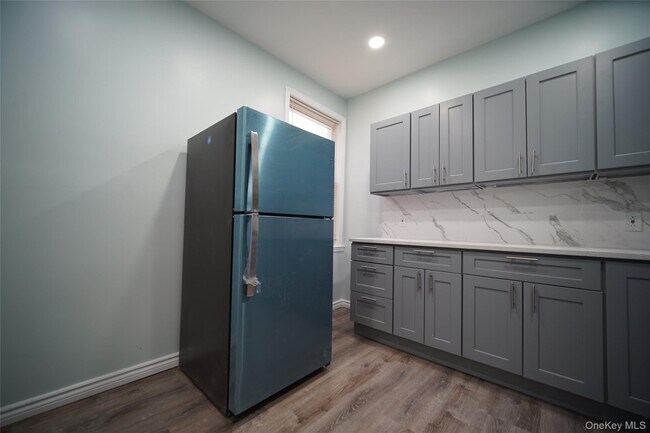 Building Photo - 723 E 227th St