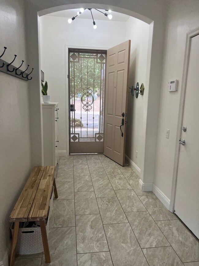 Building Photo - Gorgeous Northwest 3 Bedroom!