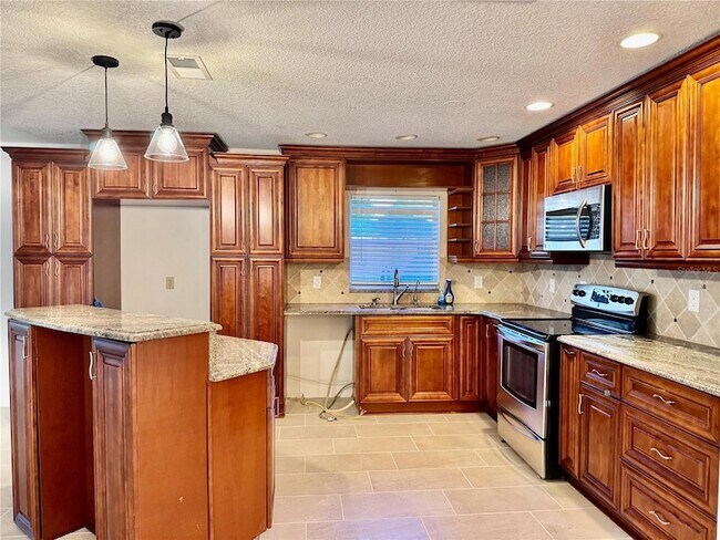 Building Photo - 2559 W Lake Dr