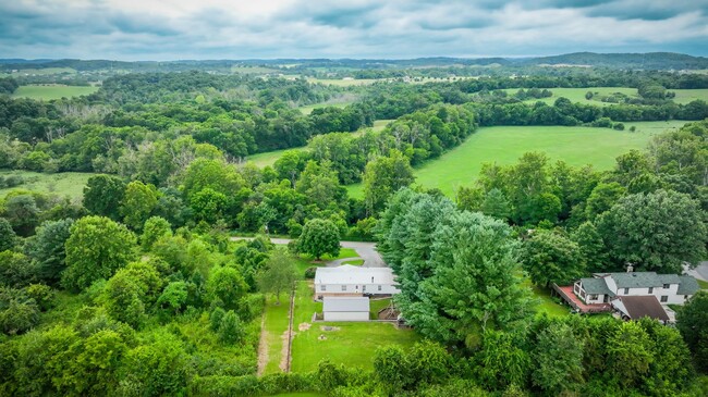 Building Photo - 4 br/2 ba home in the country!