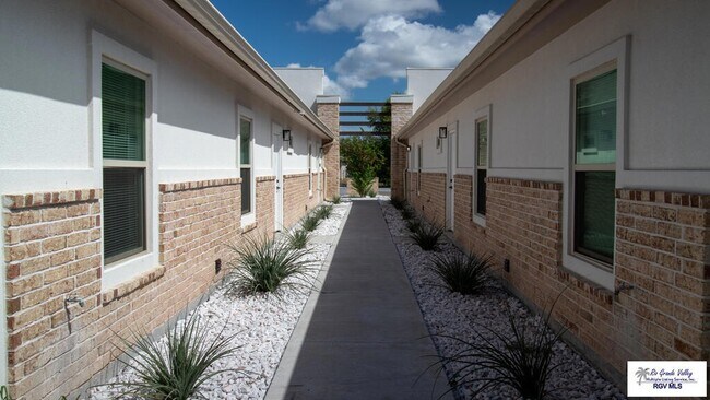 Building Photo - 312 E Magnolia Ave