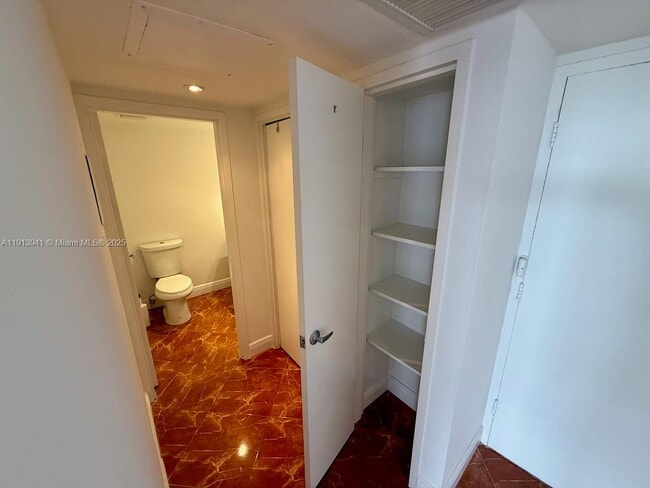 Building Photo - 900 Bay Dr