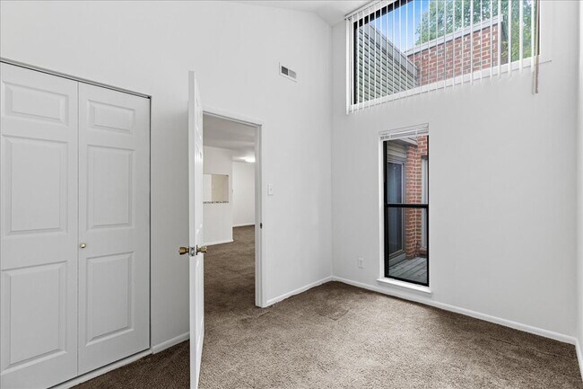 Building Photo - 703 Camelback Ct